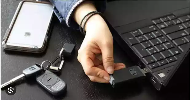 cara mencabut flashdisk dari laptop